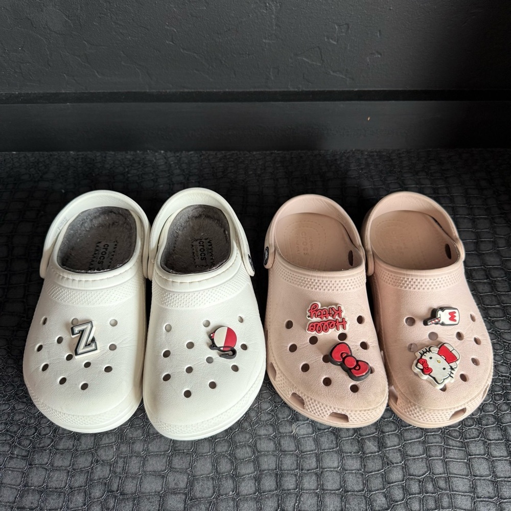 CROCS Kids White and Light Pink Classic Clog Pair with Charms size: C12